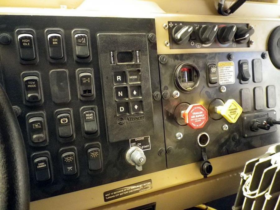Детали интерьера Oshkosh M-ATV 2009 года  (фото 199 из 676)